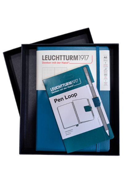 Εικόνα της ΣΕΤ Σημειωματάριο + Αυτοκόλλητη θήκη για στυλό HC A5 MED DOTTED PACIFIC GREEN 251P Leuchtturm1917